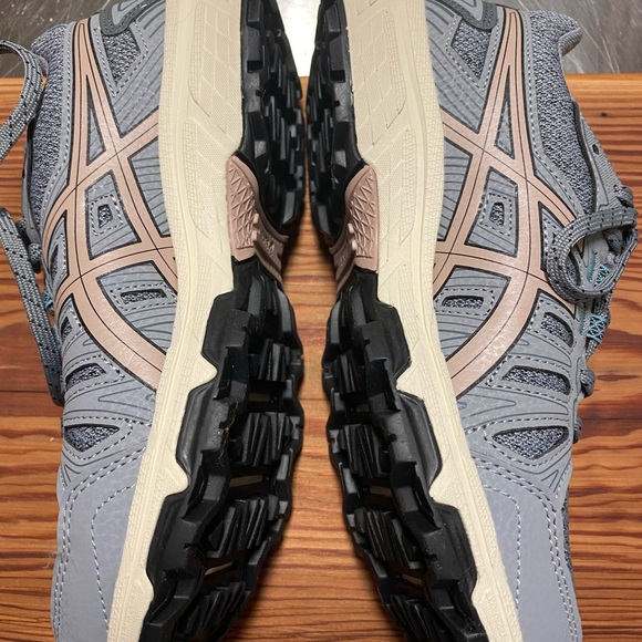 NWT Never worn Asics sneakers - Picture 4 of 4
